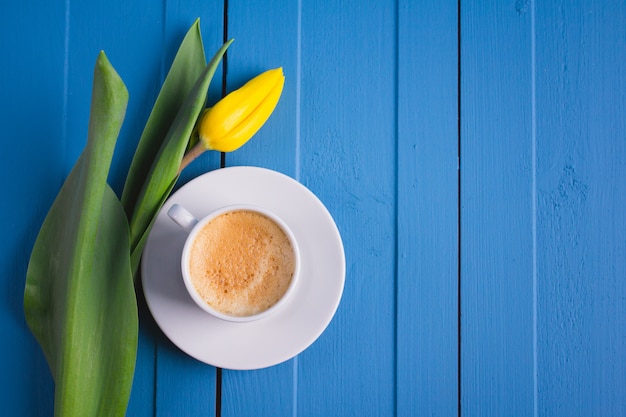 Boeket gele tulpen en een kopje koffie