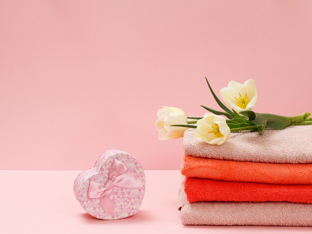 Boeket gele tulpen met handdoeken op een roze achtergrond