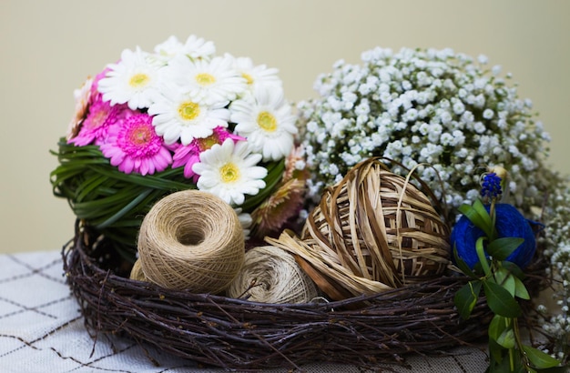 Boeket gerbera's en bolletjes garen