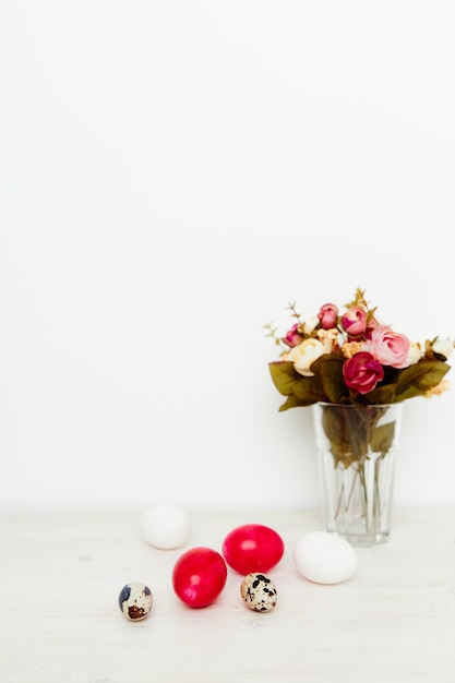 Boeket geurige bloemen en paaseieren op een houten tafel In een lichte kamer Foto van hoge kwaliteit