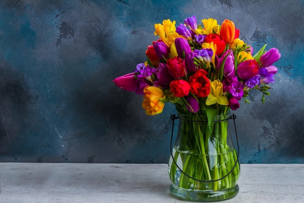 Boeket heldere lentebloemen