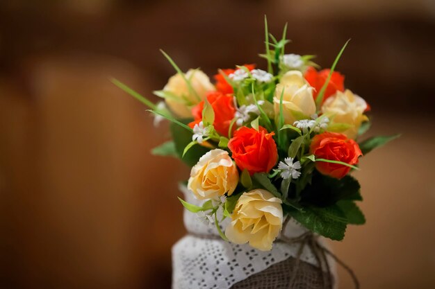 Boeket kunstbloemen rozen en vergeet-mij-nietjes.Kunstbloemen