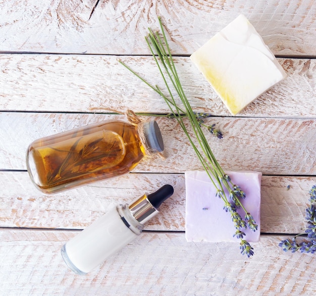 Boeket lavendel bloemen zeep crème en aromatische olie op de tafel lichte achtergrond spa