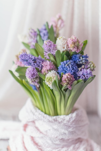 boeket lentebloemen, verschillende kleuren hyacint, lentebloei