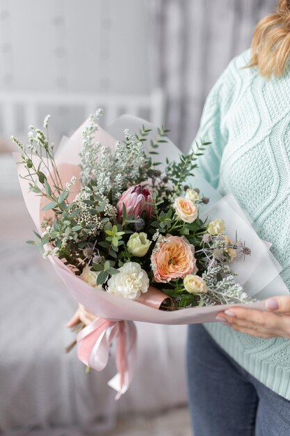 Boeket met pioenroos en protea