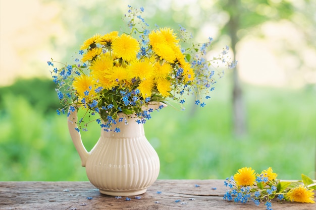 Boeket met vergeet-mij-nietje en paardebloemen