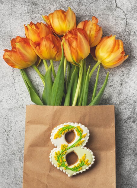 Foto boeket oranje tulpen in ambachtelijke verpakking