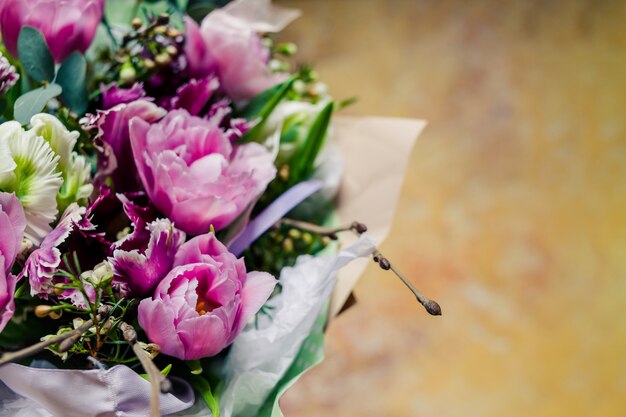 Foto boeket. pioenrozen, tulpen, lelie, hortensia.