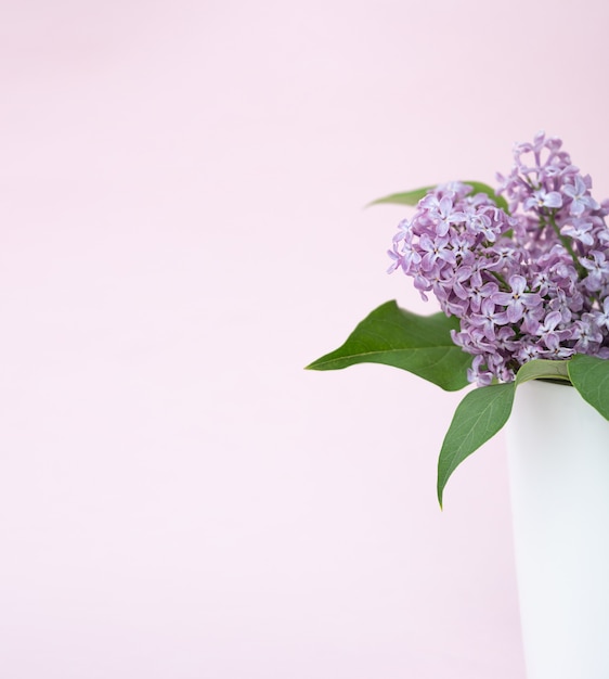 Boeket prachtige lentebloemen van lila in een vaas