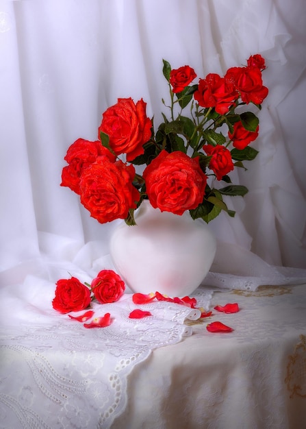 boeket rode rozen in een witte vaas op een witte achtergrond