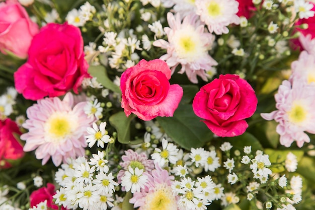 boeket rozen bloemen voor huwelijksceremonie