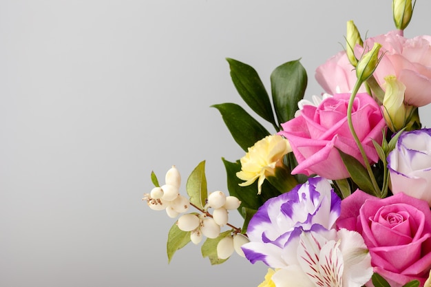 Boeket rozen, madeliefjes, lisianthus, chrysanten, ongeopende toppen