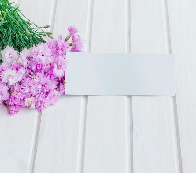 Boeket tuin korenbloemen op een witte houten achtergrond