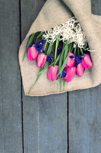 Boeket tulp op een houten tafel