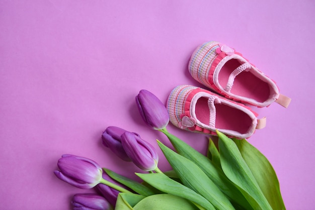 Boeket tulpen en kinderschoenen voor meisjes