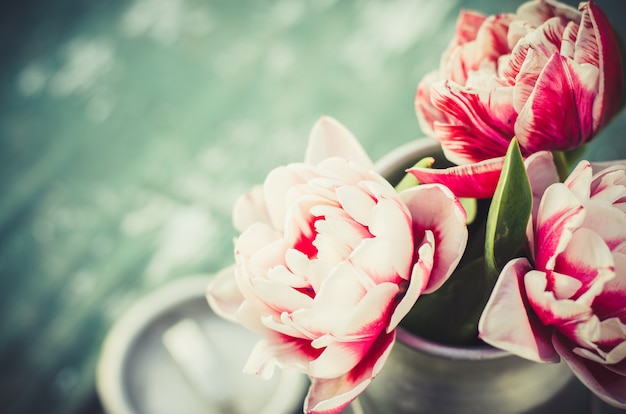 Boeket tulpen in een aluminium blikje.