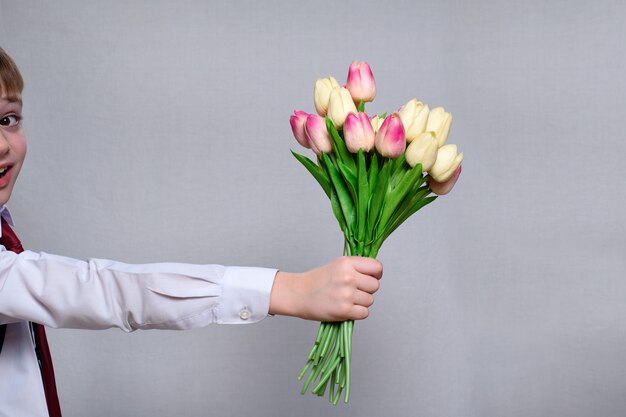 Boeket tulpen in een kinderhand