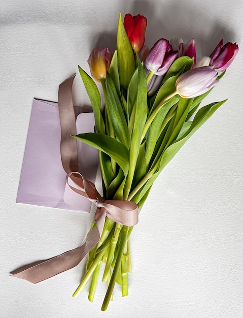 Boeket tulpen met een kaart