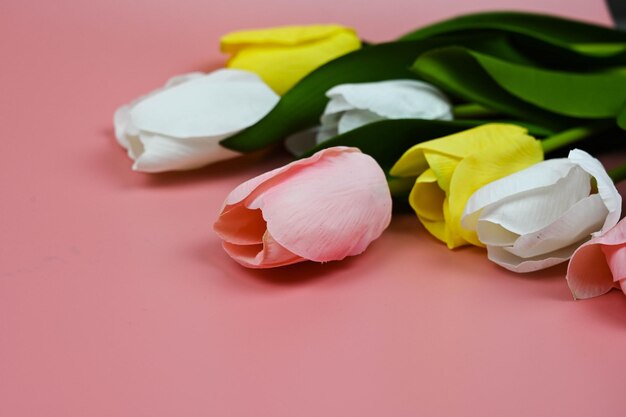 Boeket tulpen op een roze achtergrond