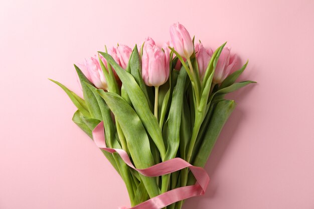 Boeket tulpen op roze. Vakantie bloemen