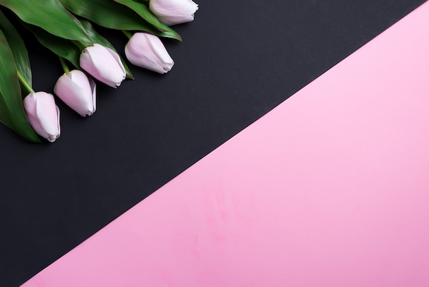 Boeket tulpen op zwart en roze papieren