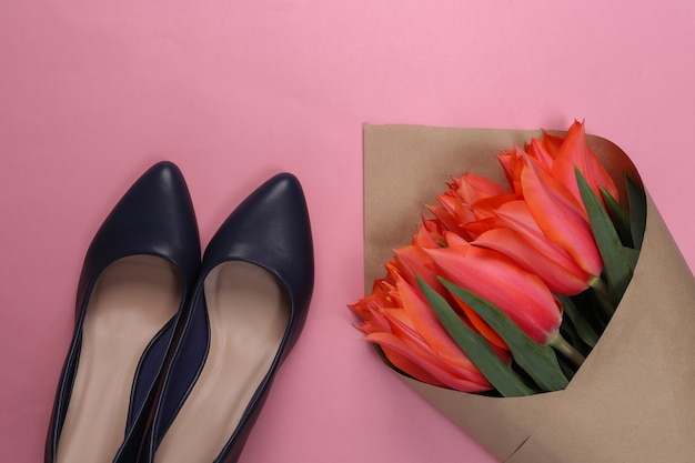 Boeket tulpen, schoenen met hoge hakken op geel