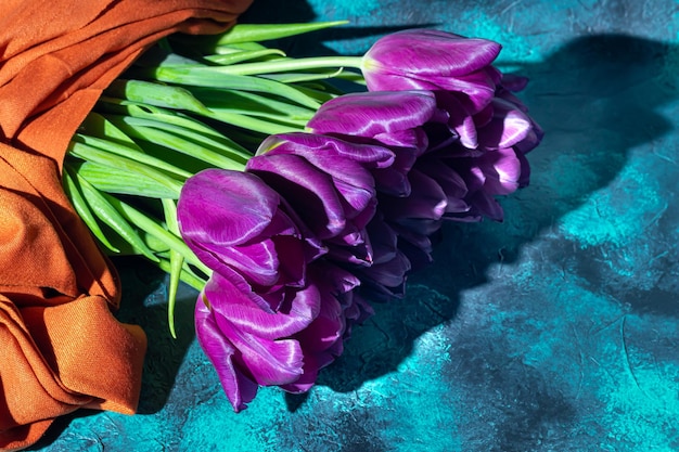 Boeket tulpen voor de feestdag Vrouwendag Valentijnsdag naamdag Op een donkere achtergrond met reflectie