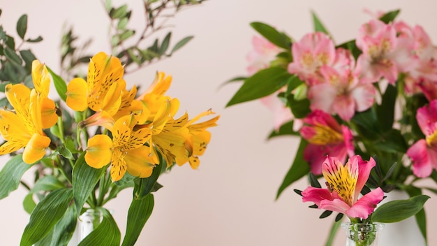 Boeket van alstroemeria. Lente boeket bloemen, het concept van de lentetijd. Kopieer ruimte.