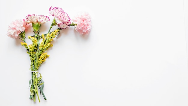 Foto boeket van anjers en gele bloemen