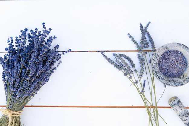 Boeket van blauwe avender bloemen op wit houten bord