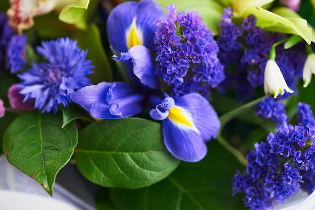 Boeket van blauwe irissen met Salal en geschilderde wilg Sluiten
