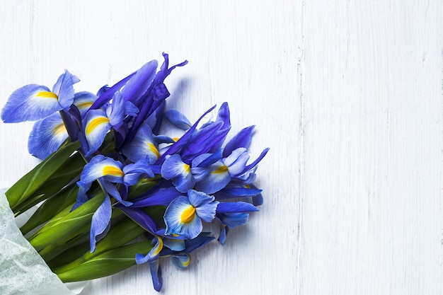 Boeket van blauwe leliesbloemen. Germaanse iris. Plat leggen