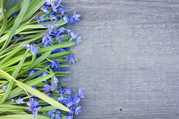 Boeket van bloemen op houten achtergrond.