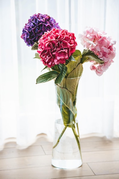 Boeket van drie kleurrijke bloeiende hortensia bloemen