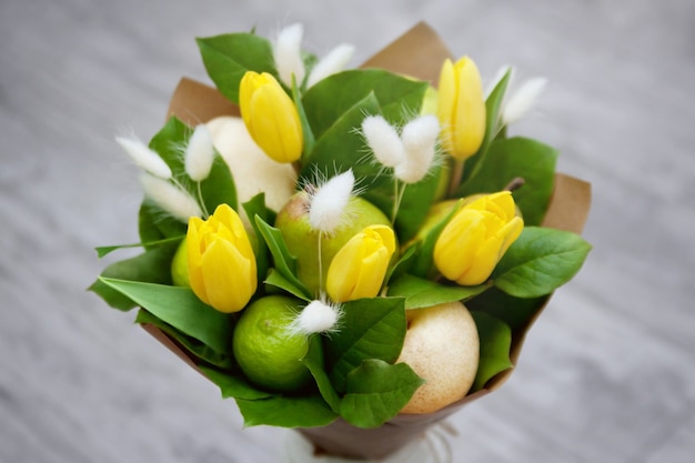 Boeket van fruit en bloemen