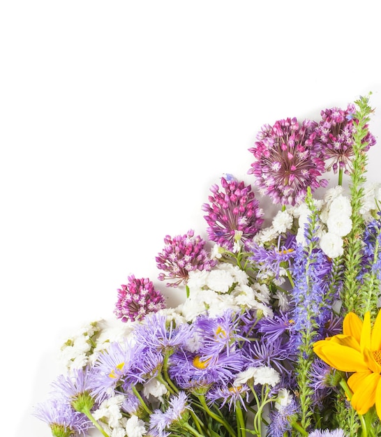 Boeket van gedroogde wilde bloemen op witte tafel achtergrond