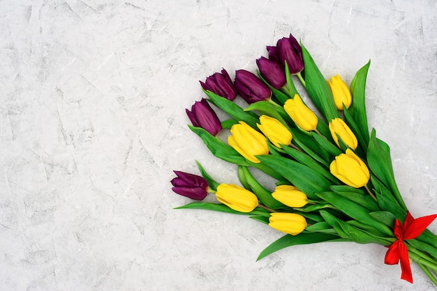 Boeket van gele en paarse lentetulp bloemen. Plat liggen.