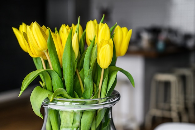 Boeket van gele tulpen in een glazen vaas