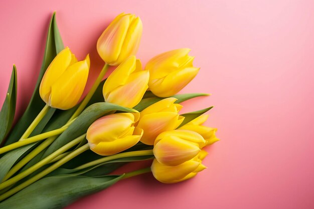 Boeket van gele tulpen op roze achtergrond bovenaanzicht