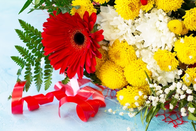 Boeket van gerbera en chrysanten.