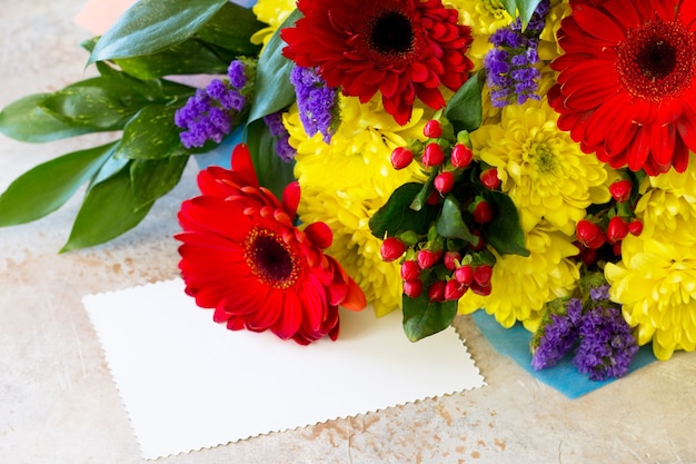 Boeket van gerbera en chrysanten.