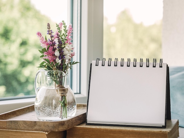 Boeket van heldere bloemen die zich in een vaas bevinden