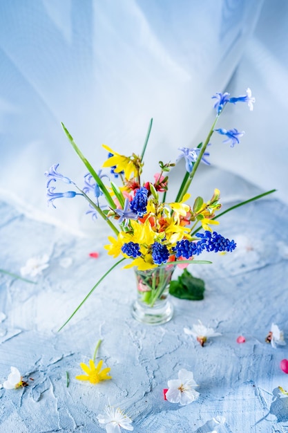 boeket van heldere lentebloemen op de tafel achtergrond lente ochtend