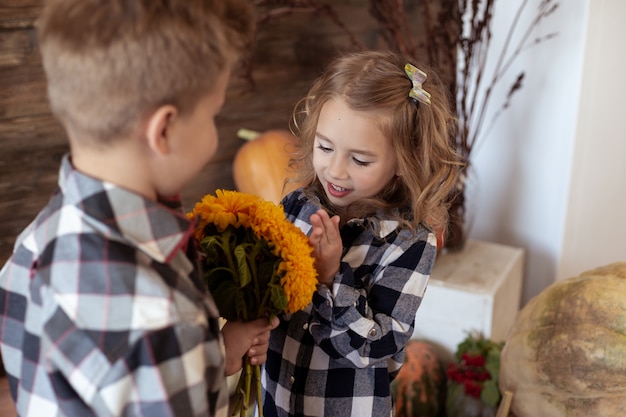 Boeket van het jongens het huidige meisje van gele bloemen. liefde