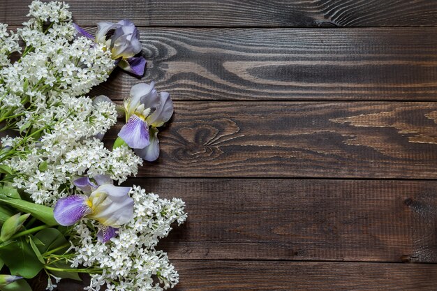 Foto boeket van irissen op een houten achtergrond. plaats voor de tekst.