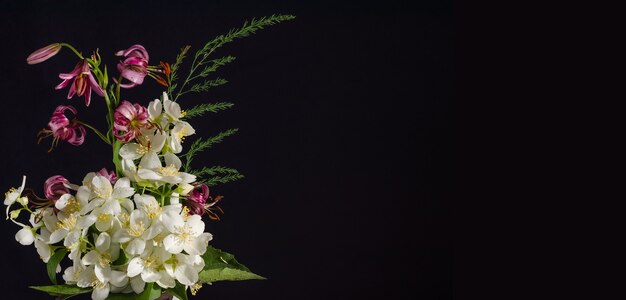 Boeket van jasmijn bloemen op een zwarte achtergrond, kaart met kopie ruimte