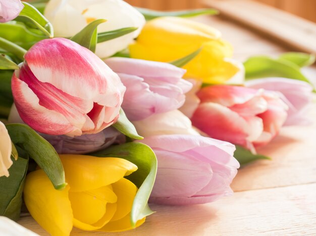 Boeket van kleurrijke tulpen op houten achtergrond