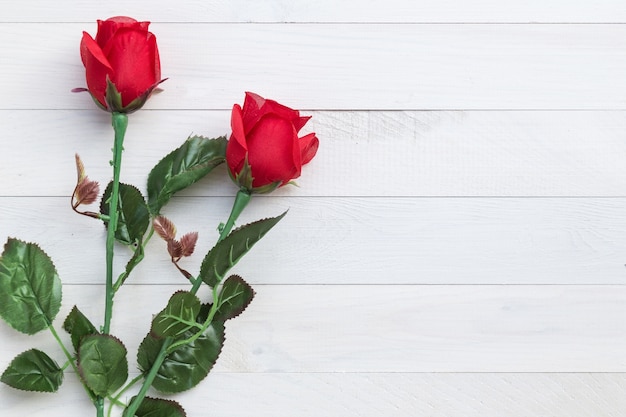 Boeket van kunstmatige roze bloem op houten plank achtergrond. Bovenaanzicht