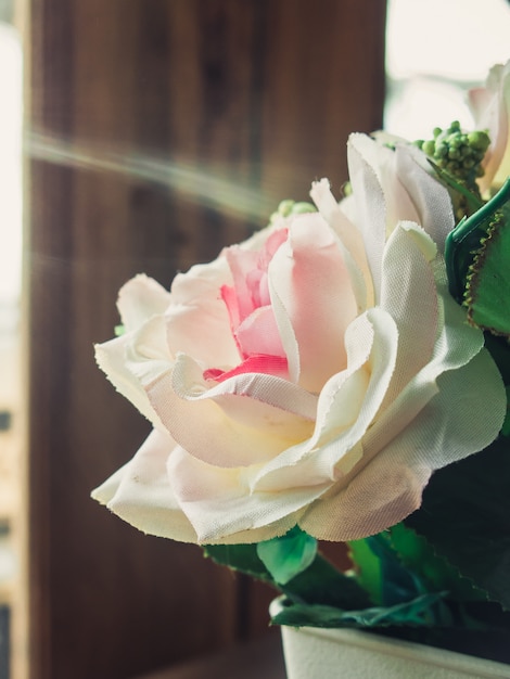 Boeket van kunstmatige witte rozen met zonlicht