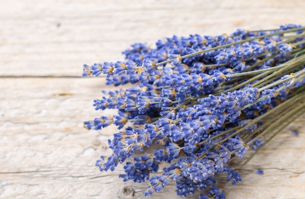 Boeket van lavendel op een oude houten tafel